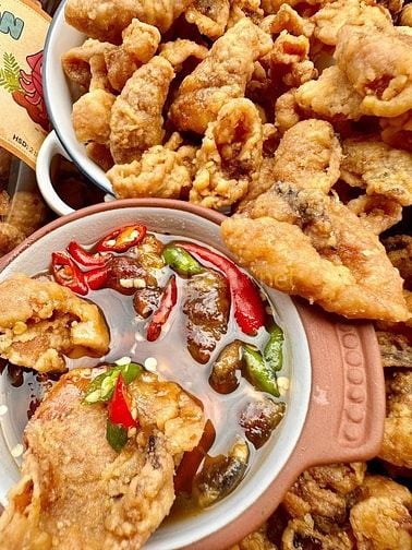Hủ 250gr Mực sữa chiên giòn lắc đều với tỏi ớt