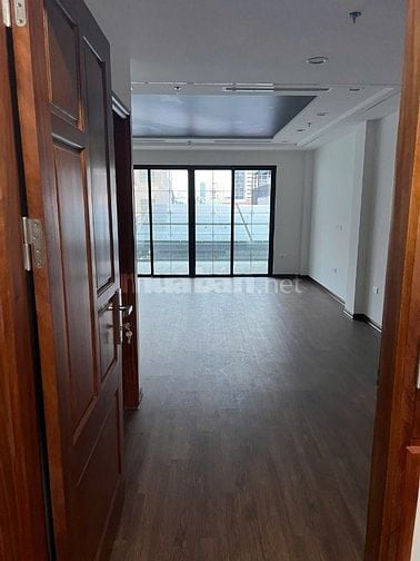 Cho thuê tòa nhà Nguyên Hồng:70m2, 8 tầng, giá 75tr