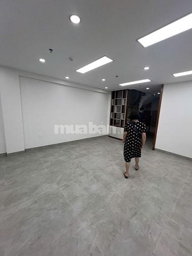 Cho thuê tòa nhà Nguyên Hồng:70m2, 8 tầng, giá 75tr