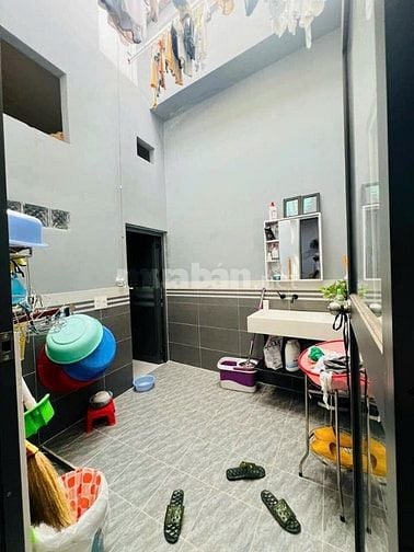 KẸT TIỀN BÁN NHÀ TRONG CHỢ BÌNH CHÁNH 790TR CHO THUÊ 20TR/THÁNG 100M2