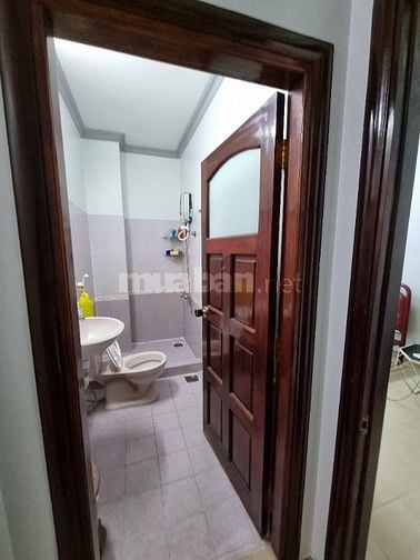 Cho nữ thuê phòng, có sẵn máy lạnh.