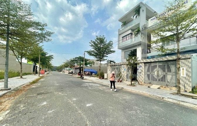 250 m2 trung tâm huyện,cách Vinhomes City 200m,tiện xây kinh doanh,SHR