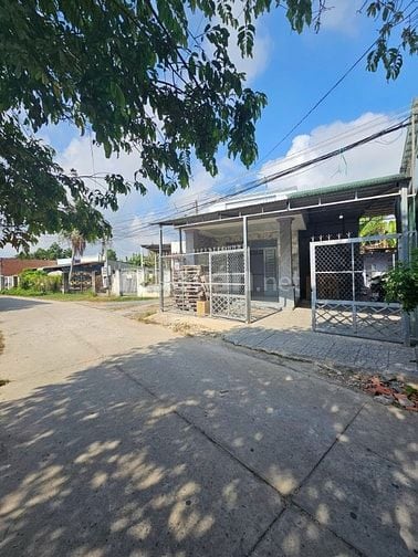 Bán căn nhà 2 MT ở Đ. Phạm Thị Thàng , Củ Chi 140m2 SHR giá 850tr