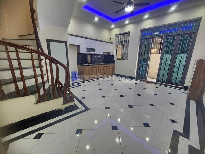 Gia đình có việc muốn bán căn nhà 5 tầng giáp quốc lộ 6 chỉ  26m 