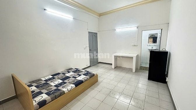 Phòng đẹp bancon - 21/1 đường Trường Sơn, P4, Q. Tân Bình Có máy lạnh