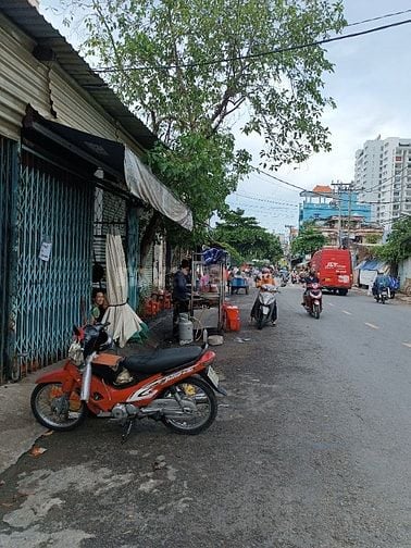 Cho thuê nhà nguyên căn , mặt tiền đường rộng lớn 