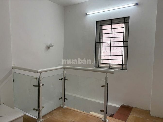 Cho thuê nhà phố Bà Triệu, quận Hai Bà Trưng Hà Nội, cách mặt phố 20m