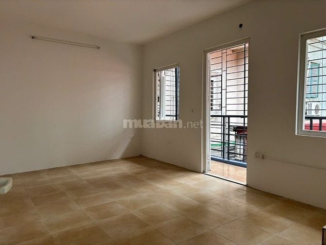 Cho thuê nhà phố Bà Triệu, quận Hai Bà Trưng Hà Nội, cách mặt phố 20m