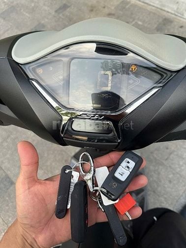 Cần bán Siêu Phẩm SH 160 ABS 4/2025 xám xi măng chạy 400km siêu mới