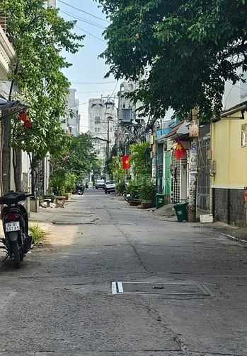 Bán nhà đường Bình Trị Đông, HXH, xe tải bốc hàng. Dt: 4.2x13m, 3 tầng