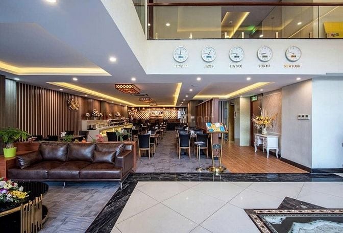 (HOT) Bán khách sạn (12x25m) mặt tiền khu sân bay - cực hiếm nhà bán
