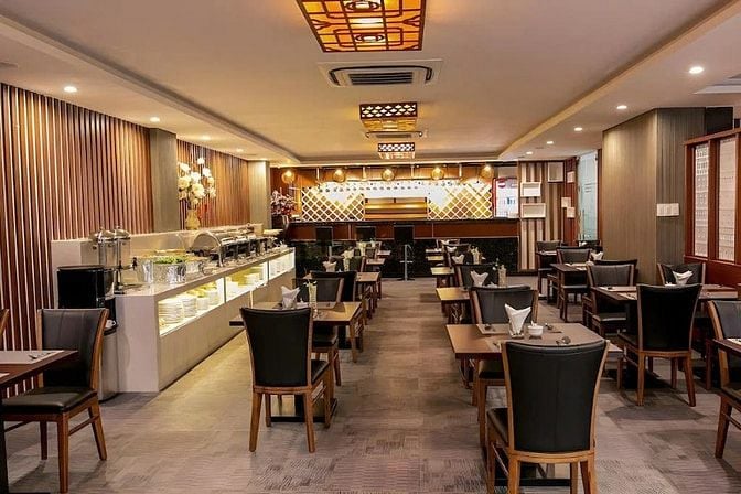 (HOT) Bán khách sạn (12x25m) mặt tiền khu sân bay - cực hiếm nhà bán