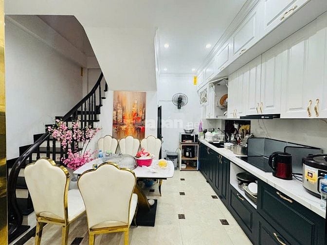 NHÀ VIP- HIẾM- HOÀNG HOA THÁM THÔNG ĐỘI CẤN (8t)