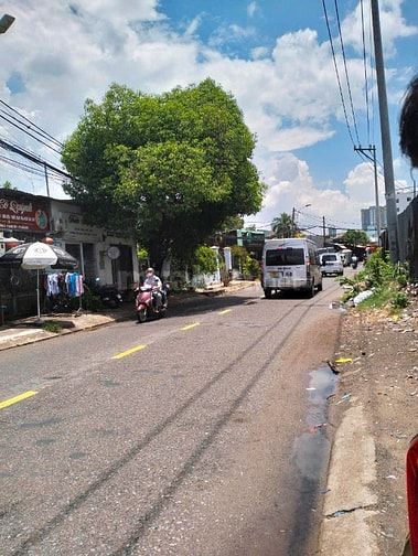 Em cần cho thuê 10.000 m2 góc 2 mặt tiền xe nhựa 10 tấn, Linh Tây 