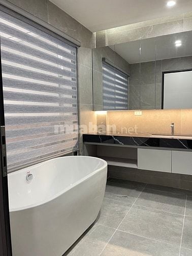 Nhỉnh 200tr/m! Bán Gấp Nhà Long Biên 53m2, thang máy, ngõ thông