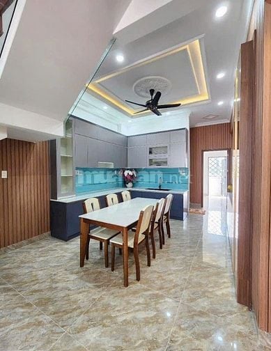 Nhà phố mới xây với thiết kế hiện đại ngay trung tâm Tp Dĩ An.