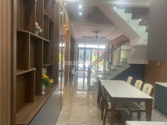 Nhà phố mới xây với thiết kế hiện đại ngay trung tâm Tp Dĩ An.
