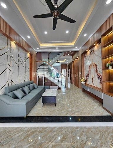 Nhà phố mới xây với thiết kế hiện đại ngay trung tâm Tp Dĩ An.