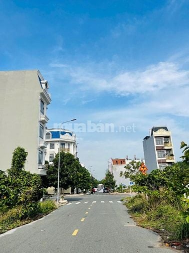 Nhà phố mới xây với thiết kế hiện đại ngay trung tâm Tp Dĩ An.