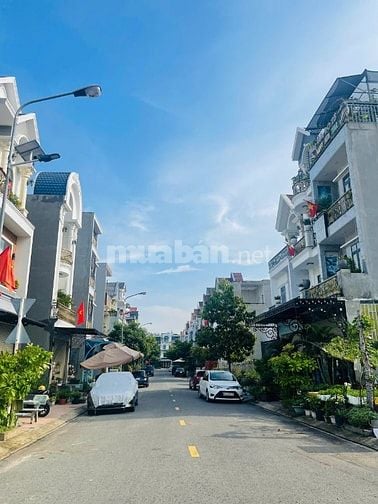 Nhà phố mới xây với thiết kế hiện đại ngay trung tâm Tp Dĩ An.