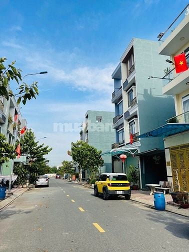 Nhà phố mới xây với thiết kế hiện đại ngay trung tâm Tp Dĩ An.
