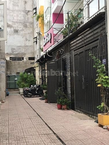 Cho thuê nhà nguyên căn 1 trệt 3 lầu, hẻm xe hơi đường Phạm Văn Chiêu