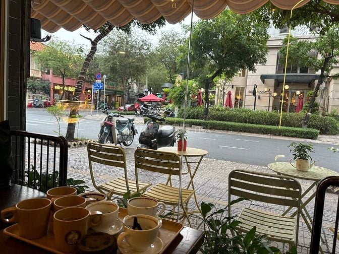 Sang quán cà phê mặt tiền 8m. 