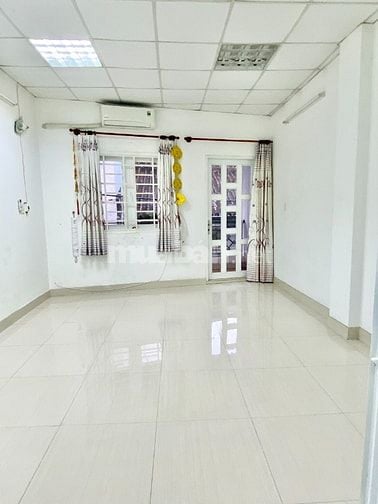 Cho thuê nhà nguyên căn hẻm 232/34 đường Võ Văn Kiệt, Quận 1.