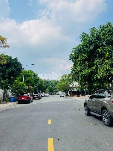 Nhà phố giá rẻ, nằm trong KDC cao cấp tại Tp Dĩ An.