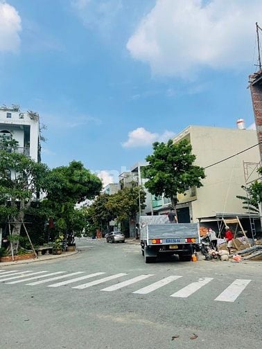 Nhà phố giá rẻ, nằm trong KDC cao cấp tại Tp Dĩ An.