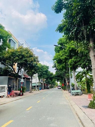 Nhà phố giá rẻ, nằm trong KDC cao cấp tại Tp Dĩ An.