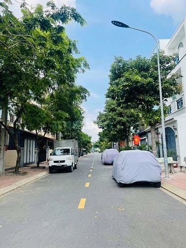 Nhà phố giá rẻ, nằm trong KDC cao cấp tại Tp Dĩ An.