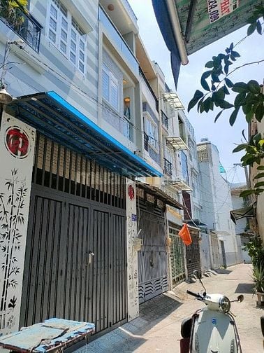 Bàn nhà phường 16, Gò Vấp, sát bên trường học