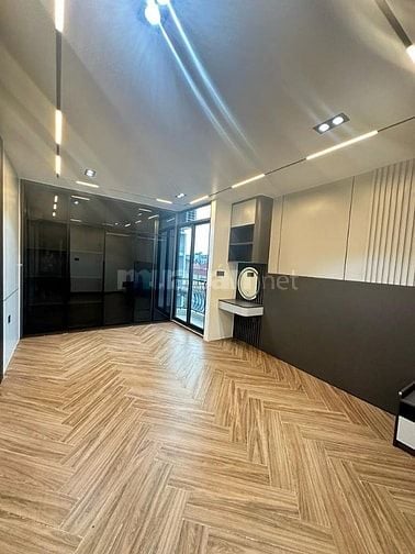 BÁN NHÀ NGỌC LÂM 8 TẦNG – NGÕ RỘNG 10M, THANG MÁY, NỘI THẤT CAO CẤP – 