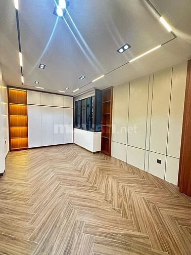 BÁN NHÀ NGỌC LÂM 8 TẦNG – NGÕ RỘNG 10M, THANG MÁY, NỘI THẤT CAO CẤP – 