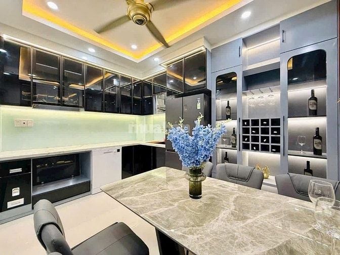 Nhà 55m² đường 3/2 gần BV Bình Dân. Xây 1 trệt 3 lầu, giá 3,1 tỷ. SHR