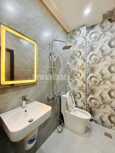 Bán gấp nhà đường Đào Duy Từ, Phú Nhuận. Cách chợ Phú Nhuận 50m