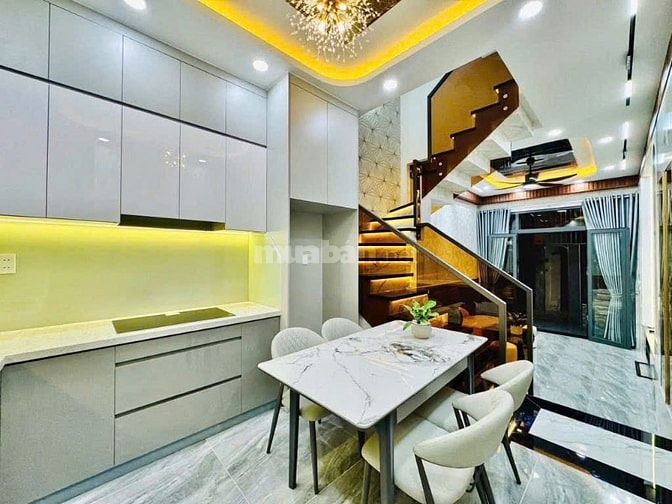 Bán gấp nhà đường Đào Duy Từ, Phú Nhuận. Cách chợ Phú Nhuận 50m