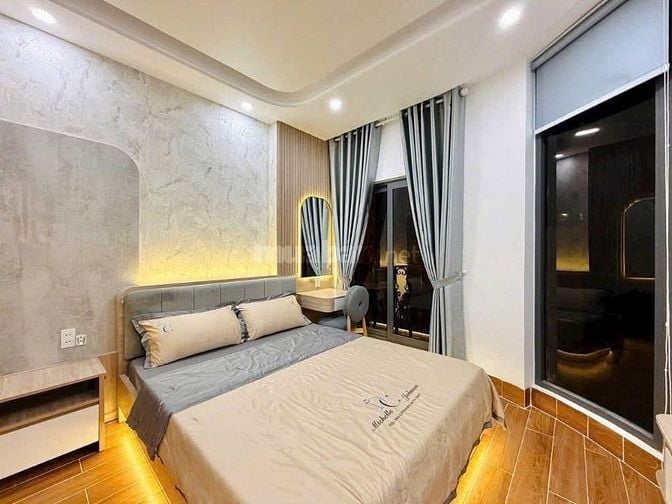 Bán gấp nhà đường Đào Duy Từ, Phú Nhuận. Cách chợ Phú Nhuận 50m