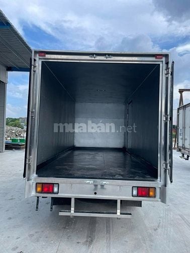 ISUZU QKR 270 thùng kín tải 2,4-2,7 tấn