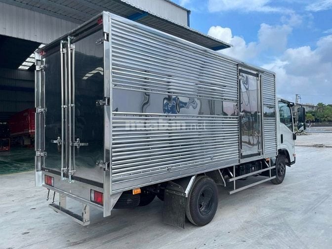 ISUZU QKR 270 thùng kín tải 2,4-2,7 tấn