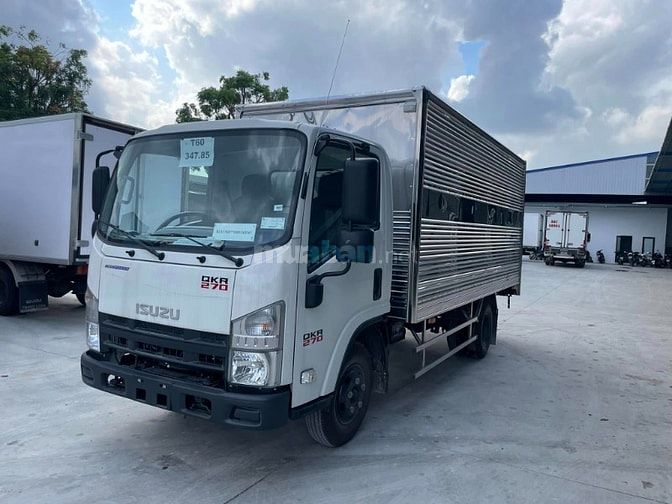 ISUZU QKR 270 thùng kín tải 2,4-2,7 tấn