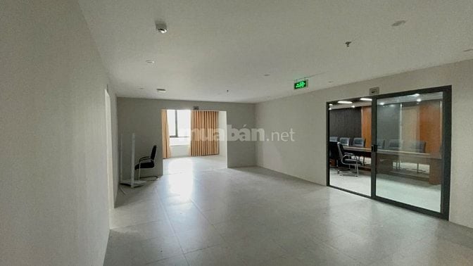 Văn phòng 300 m2 trống sẵn tại trunâm, sẵn phòng họp, đầy đủ tiện nghi