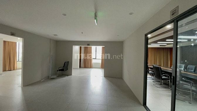 Văn phòng 300 m2 trống sẵn tại trunâm, sẵn phòng họp, đầy đủ tiện nghi