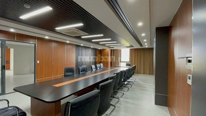 Văn phòng 300 m2 trống sẵn tại trunâm, sẵn phòng họp, đầy đủ tiện nghi