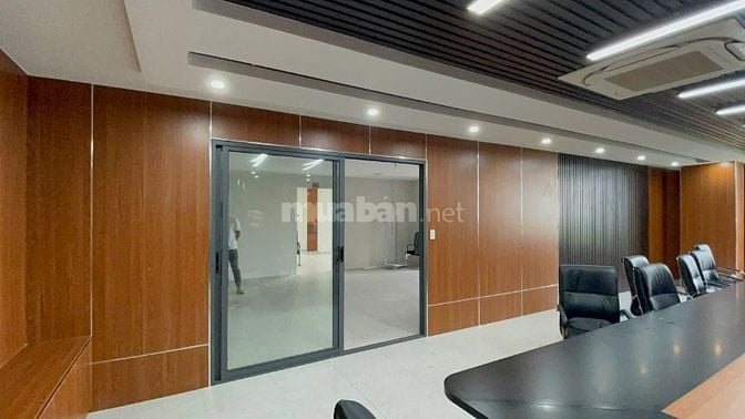 Văn phòng 300 m2 trống sẵn tại trunâm, sẵn phòng họp, đầy đủ tiện nghi
