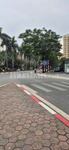 Tôi cần bán nhà mặt phố nguyễn cơ thách ..dt. 45 m2 * 4 tầng . 3 măt t