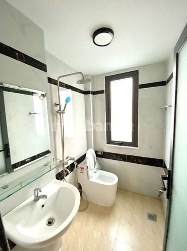 Phòng thoáng mát, sẵn bếp, nội thất. Gần vòng xoay Lý Thái Tổ