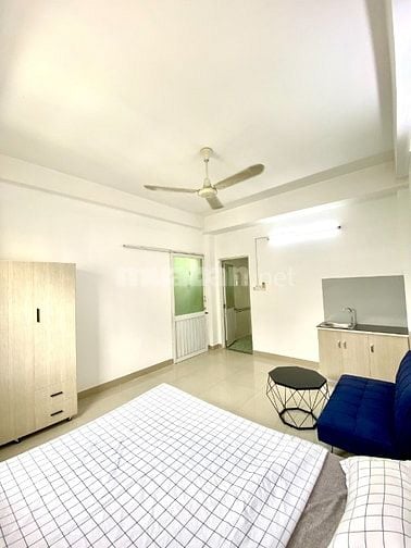 Phòng thoáng mát, sẵn bếp, nội thất. Gần vòng xoay Lý Thái Tổ