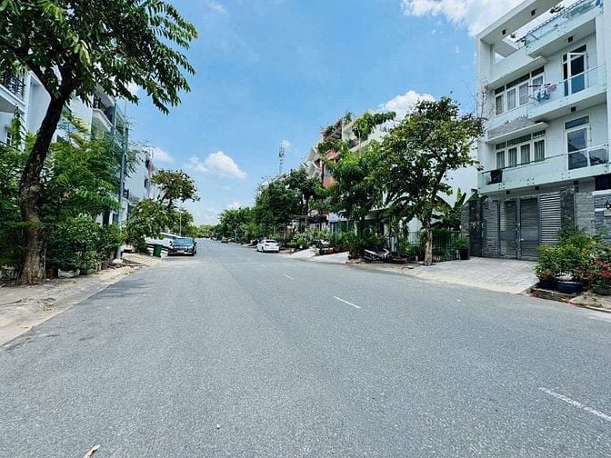 Nhà 4 tầng mặt đường thông 20 m Quận 7. 5*18 hơn 13 tỷ.